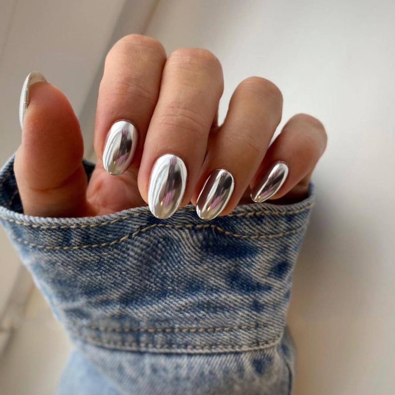 KQueenest White Sliver Press on Nails Short Oval,Chrome Nails Press ons Short Round,Metallic Glue on Nails Acrylic,Short Almond Fake Nails,Glitter False Nails in 24PCS for Daily Party Decoration
